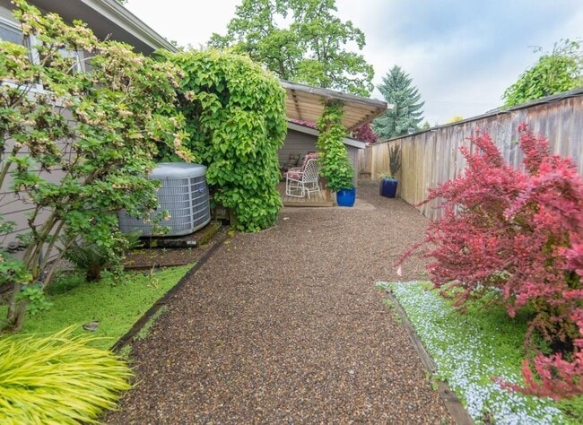 Building Photo - We have the wonderful 3 bed/2 bath you’ve been waiting for!