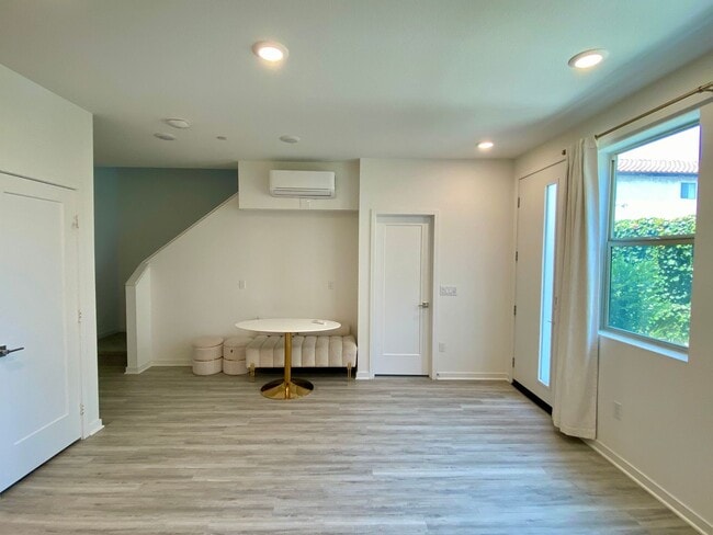 Building Photo - Like New! 1 Bed, 1.5 Bath Townhouse in Covina