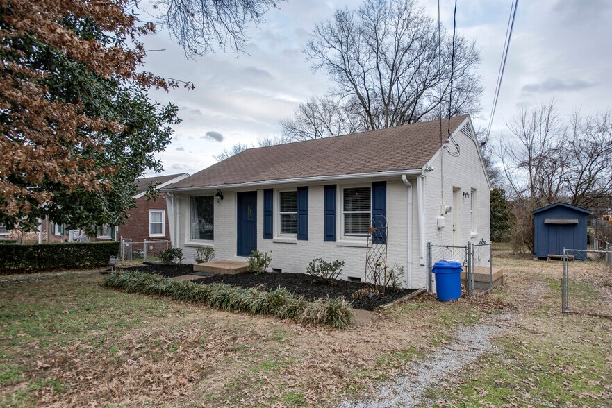 Building Photo - 2204 Rosehaven Dr