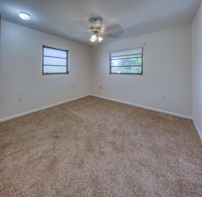 Building Photo - 111 N Lakeside Dr
