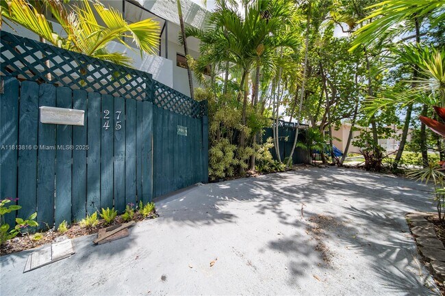 Building Photo - 2745 SW 32nd Ave