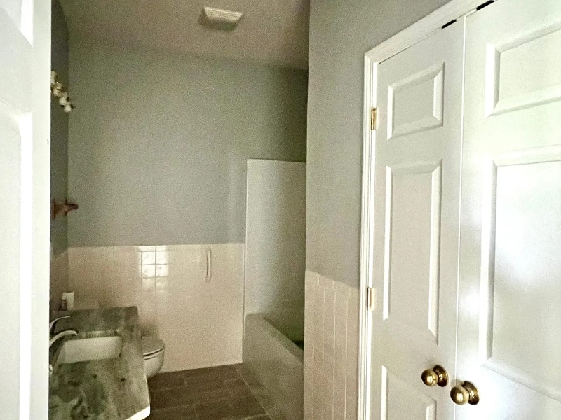 Building Photo - 300 Oaklawn Dr