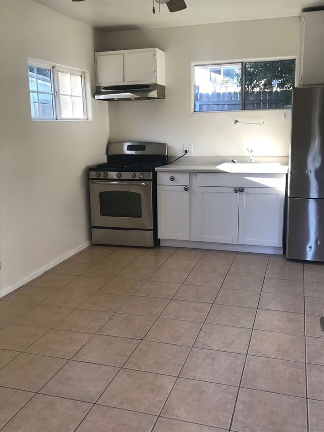 Building Photo - OJAI One bedroom cottage!