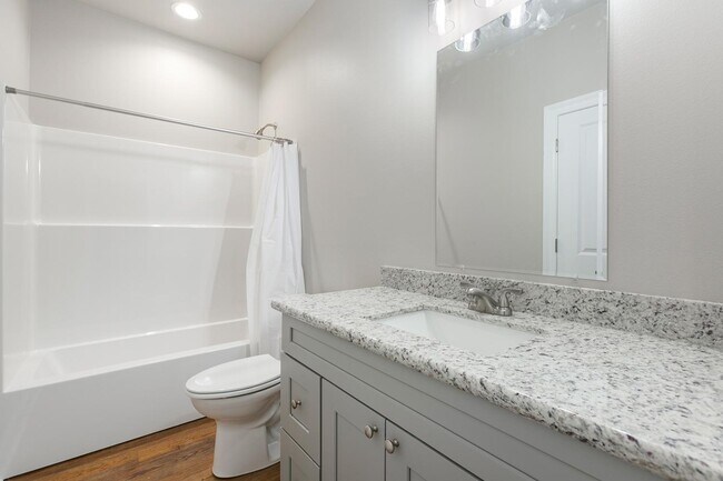 Building Photo - 518 Main St