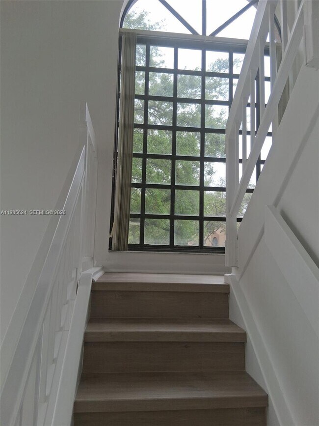 Building Photo - 15495 N Miami Lakeway