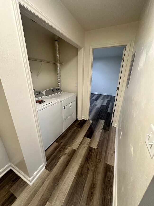 Building Photo - 1 Bedroom Available Collegiate Court  (SUB...