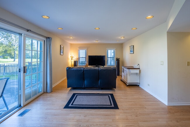 Building Photo - 331 E Fox Hill Dr