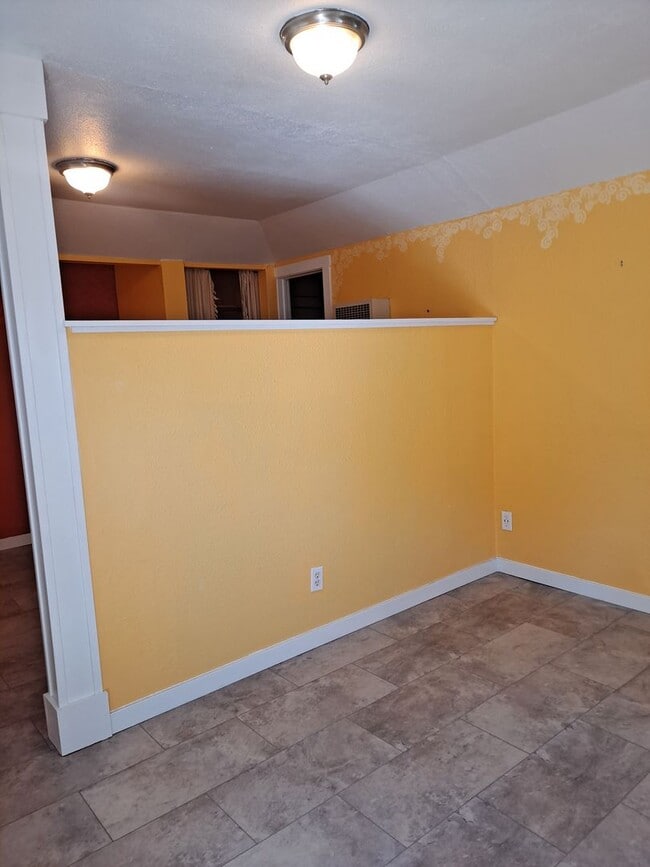 Building Photo - ALL PROSPECTIVE TENANTS MUST SUBMIT A $58 ...