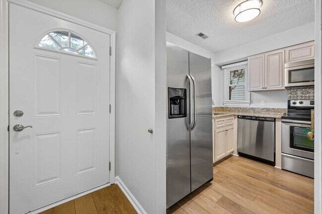 Building Photo - Convenient location