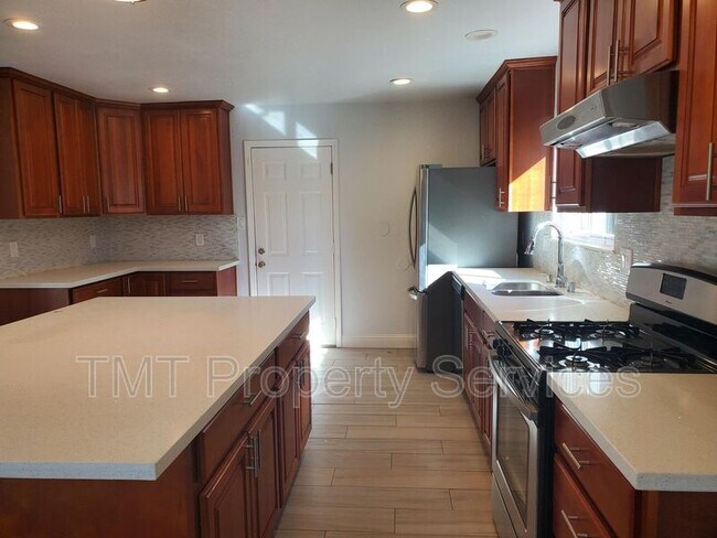 Building Photo - 9002 Salmon Falls Dr
