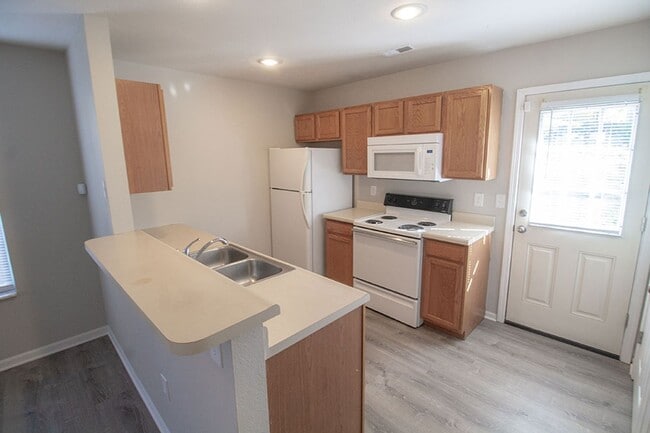 Building Photo - Affordable 3 Bedroom Duplex