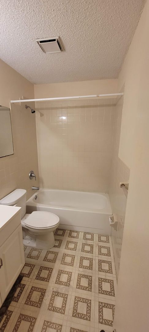 Building Photo - Williams St Triplex