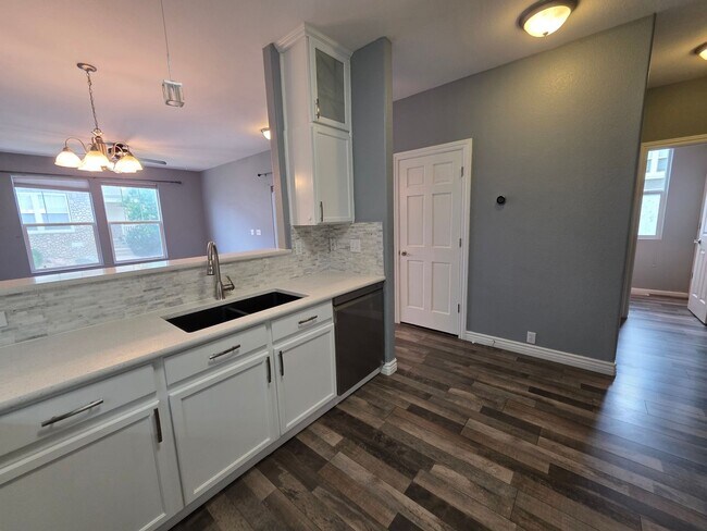 Building Photo - Stunning 3 Bed 3 Bath Home Near Stetson Hills!!