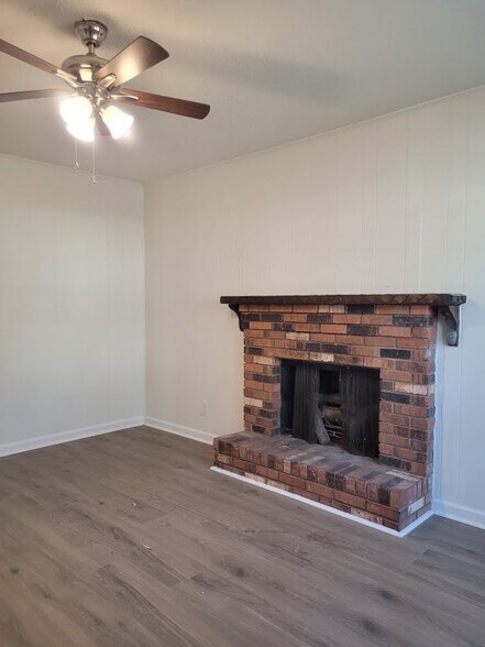 Building Photo - 2605 Vineyard St