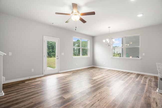 Building Photo - 4 bed / 2.5 bath in Gainesville! Retreat a...