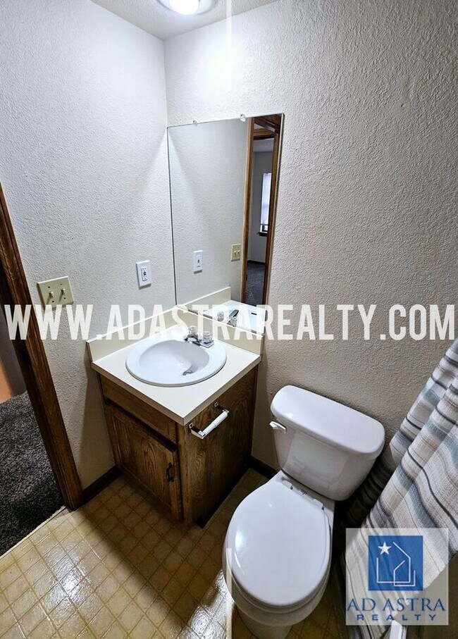 Building Photo - Beautiful Updated Duplex in Grandview-Available in MAY!!