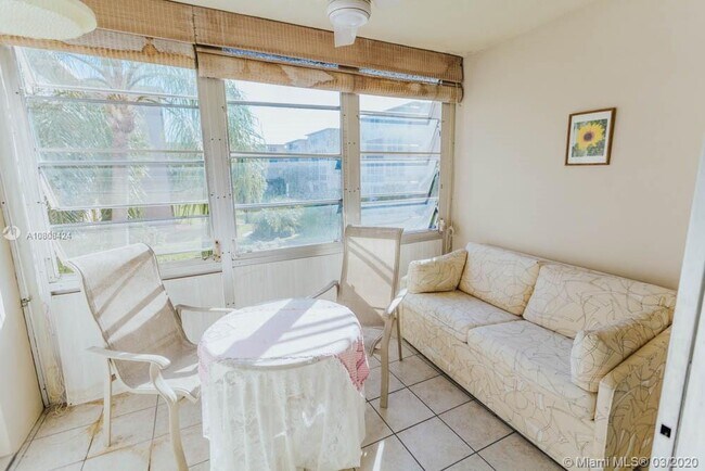 Building Photo - 300 NE 26th Ave