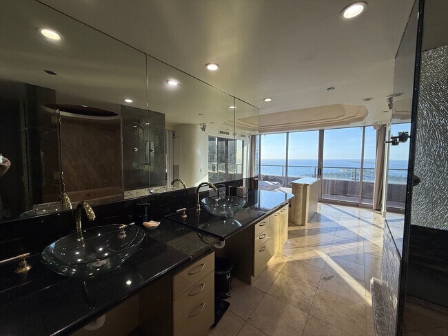 Building Photo - Luxurious 2 bed/2bath/2 parking Fully Furnished in One Waterfront Towers