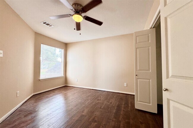 Building Photo - 11615 Glenwolde Dr