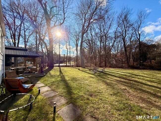 Building Photo - 12 Belaire Dr