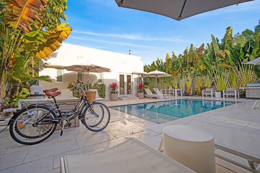 Building Photo - 8109 Harding Ave