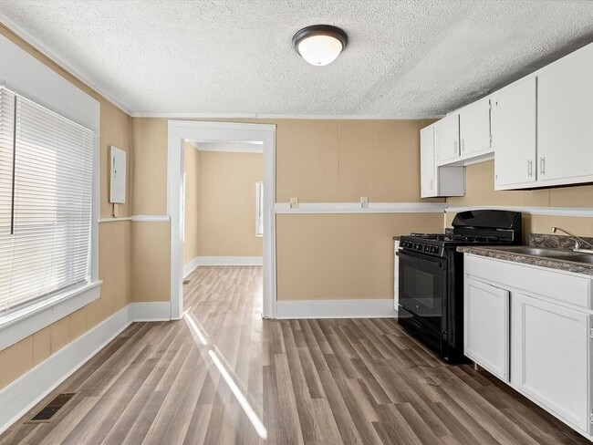 Building Photo - One Bedroom One Bath Unit Available for Im...
