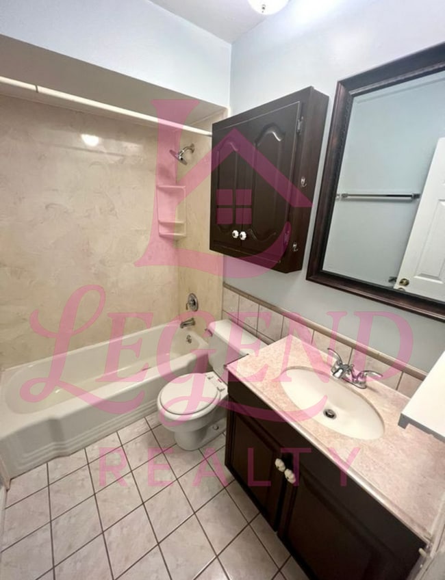 Building Photo - Spacious 2 Bed, 1.5 Bath Condo/Townhome in...