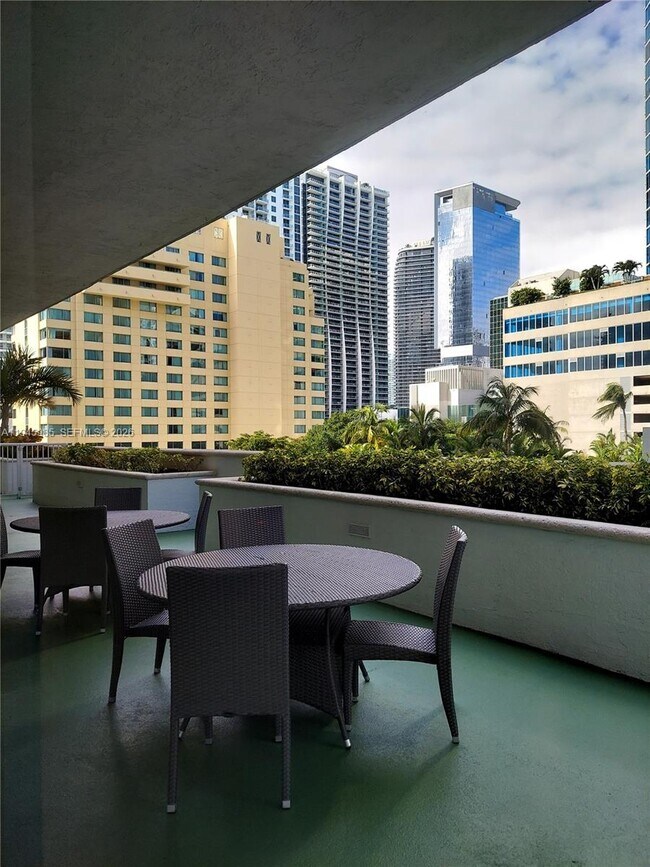 Building Photo - 1200 Brickell Bay Dr