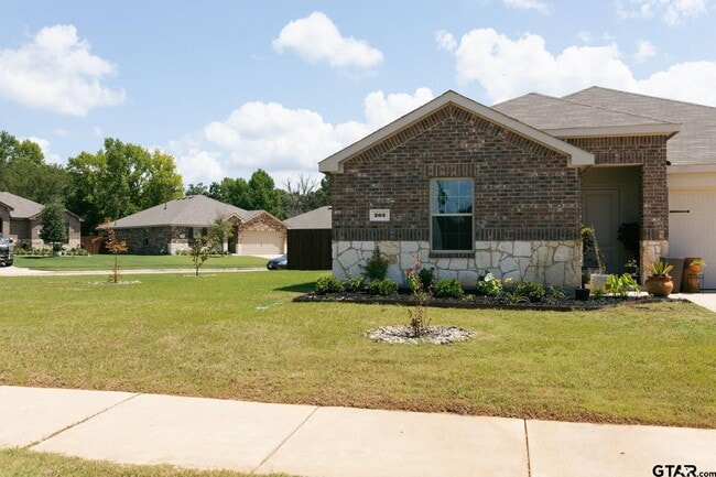 Building Photo - 203 Parker Oaks Dr