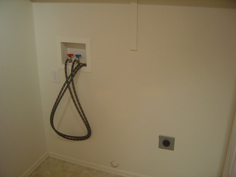 laundry area/upper level - 4147 Outlook Blvd