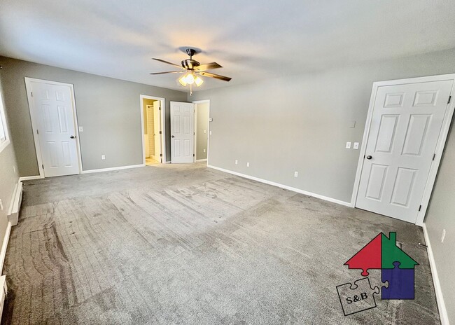 Building Photo - Modern 3 Bedroom 2.5 Bathroom Shelburne Apartment!