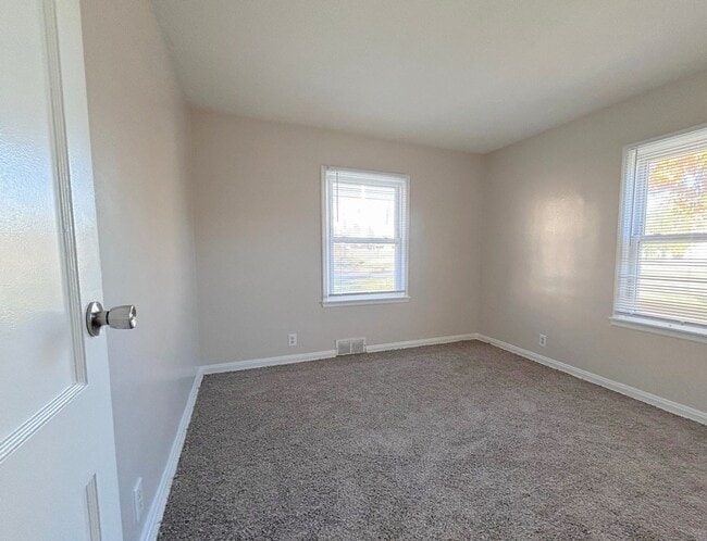 Building Photo - 4 Bed 2 Bath House on East Campus