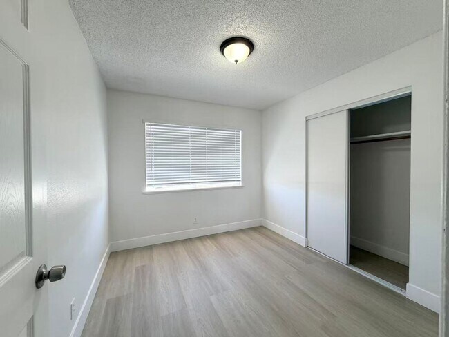 Building Photo - 6508 Evergreen Ave