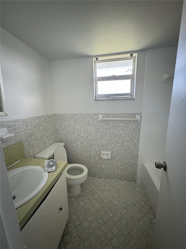 Building Photo - 300 NE 1st Ct