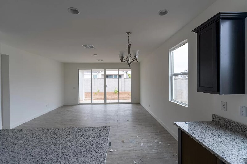 Building Photo - 640 E Vail Ln