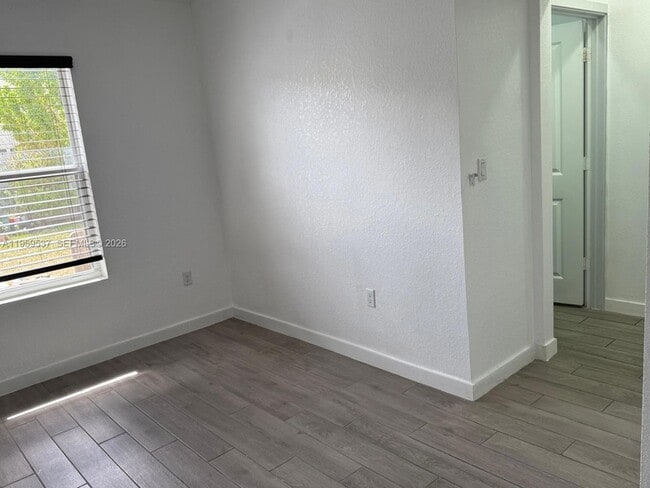 Building Photo - 613 NE 5th St