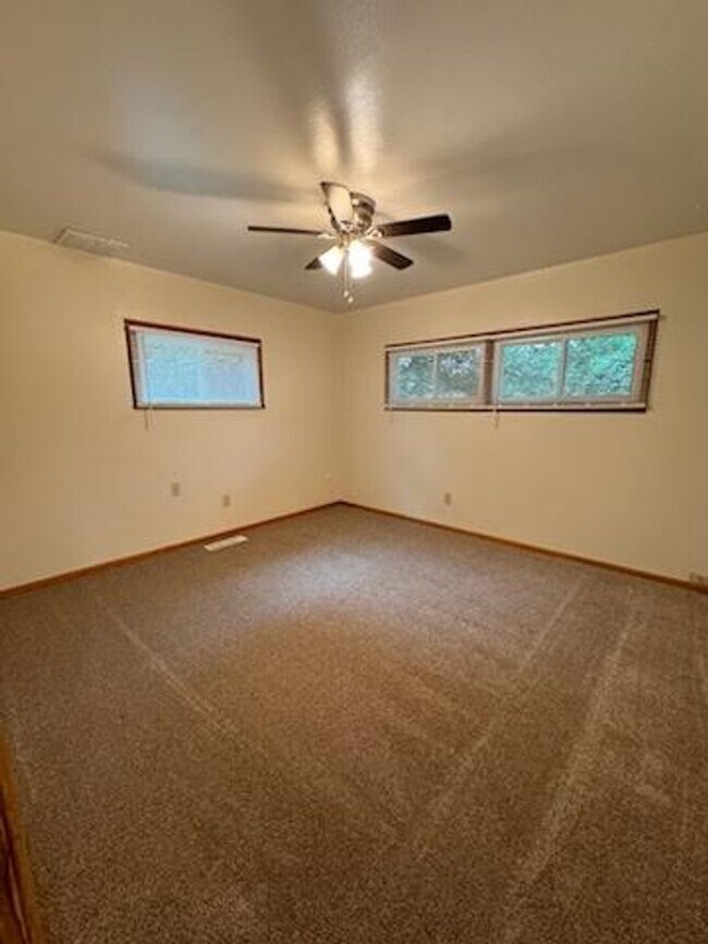 Building Photo - 489 S Edgehill Ave