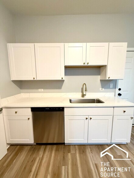 Building Photo - 942 N Elston Ave