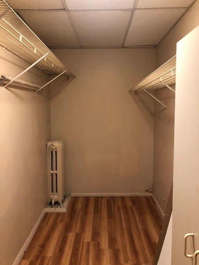 Building Photo - 4 bedroom 1.5 bath