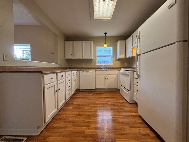 Building Photo - Spacious clean 5 bedroom 2 full bath home ...