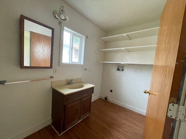 Building Photo - 2 Bedroom House With Large Yard.