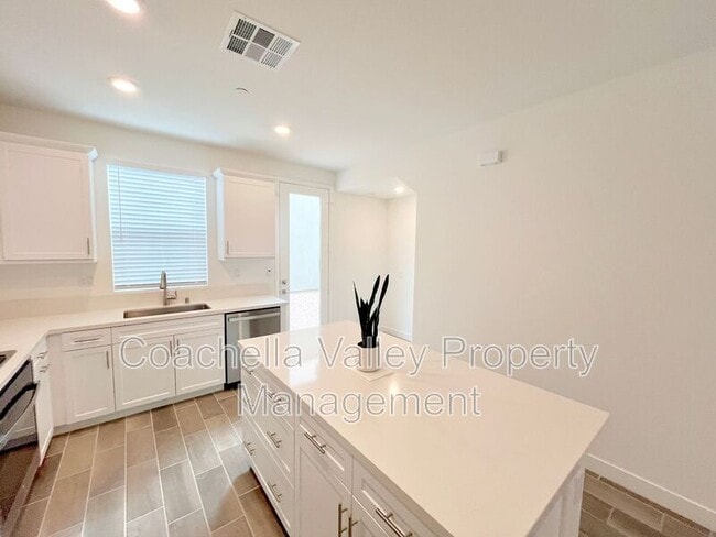 Building Photo - 41168 Emory Ln