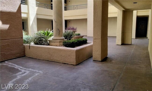 Building Photo - 270 E Flamingo Rd