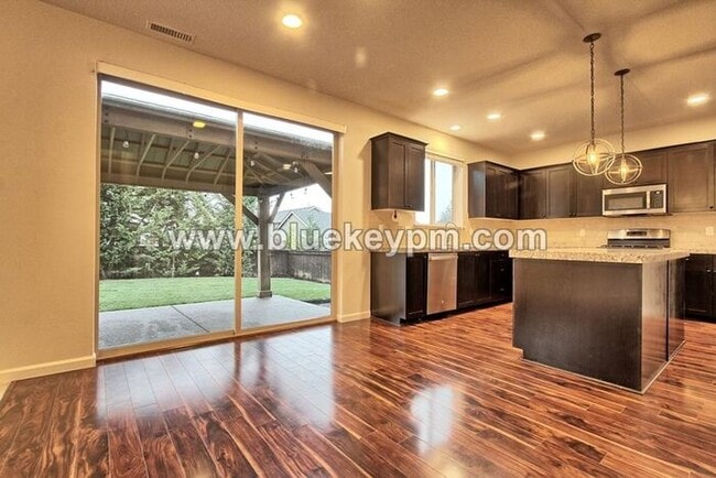 Building Photo - 3 Bed, 2.5 Bath Luxury Pet Friendly Home in Ridgefield