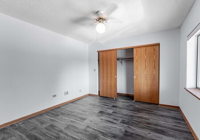 Building Photo - 884 N Prairie Ave