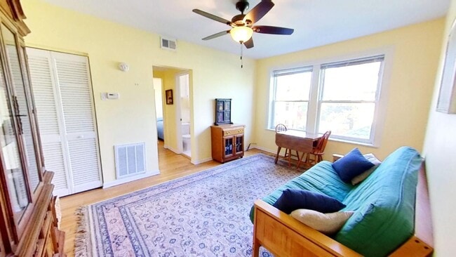 Building Photo - 4240 N Clarendon Ave