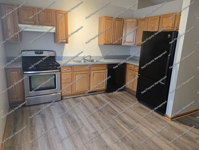 Building Photo - Spacious 2nd Floor 2 Bedroom Apartment