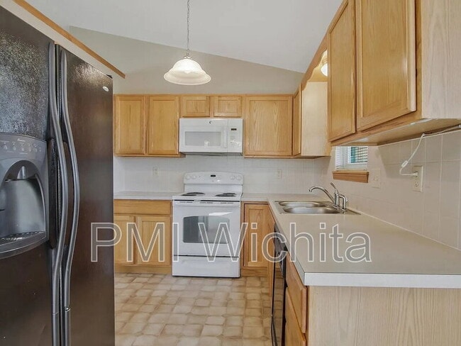 Building Photo - 812 S Red Oaks Cir