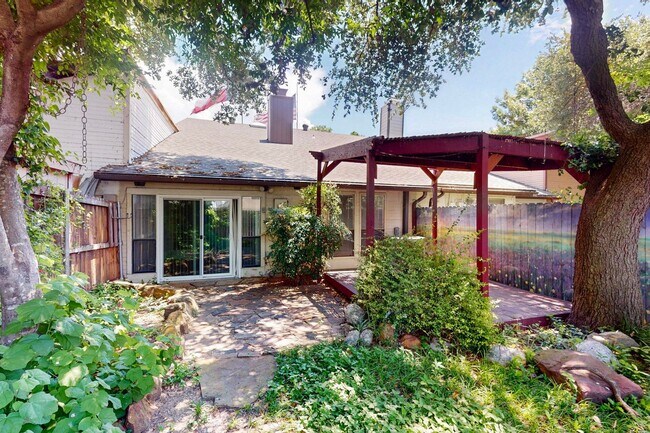 Building Photo - Spacious Townhome with Lake Views on a Pri...