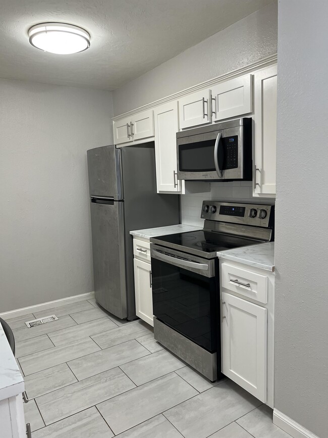 Building Photo - 2241 Donna Dr